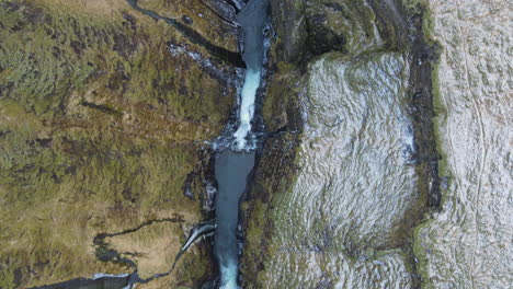 Toma-Aérea-Del-Cañón-Fjadrargljufur-En-Islandia-A-Principios-De-Invierno-3