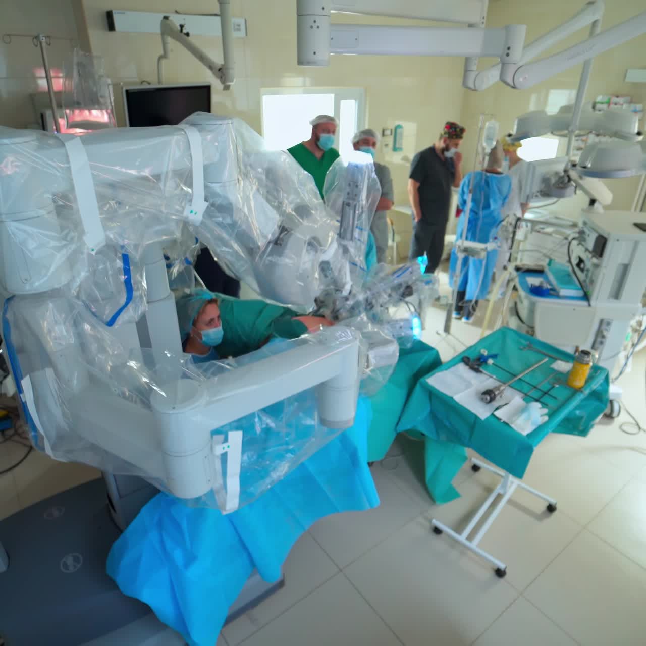 Chirurgo che esegue un'operazione laparoscopica. Equipe di chirurghi che esegue un intervento chirurgico, utilizzando attrezzature robotiche.