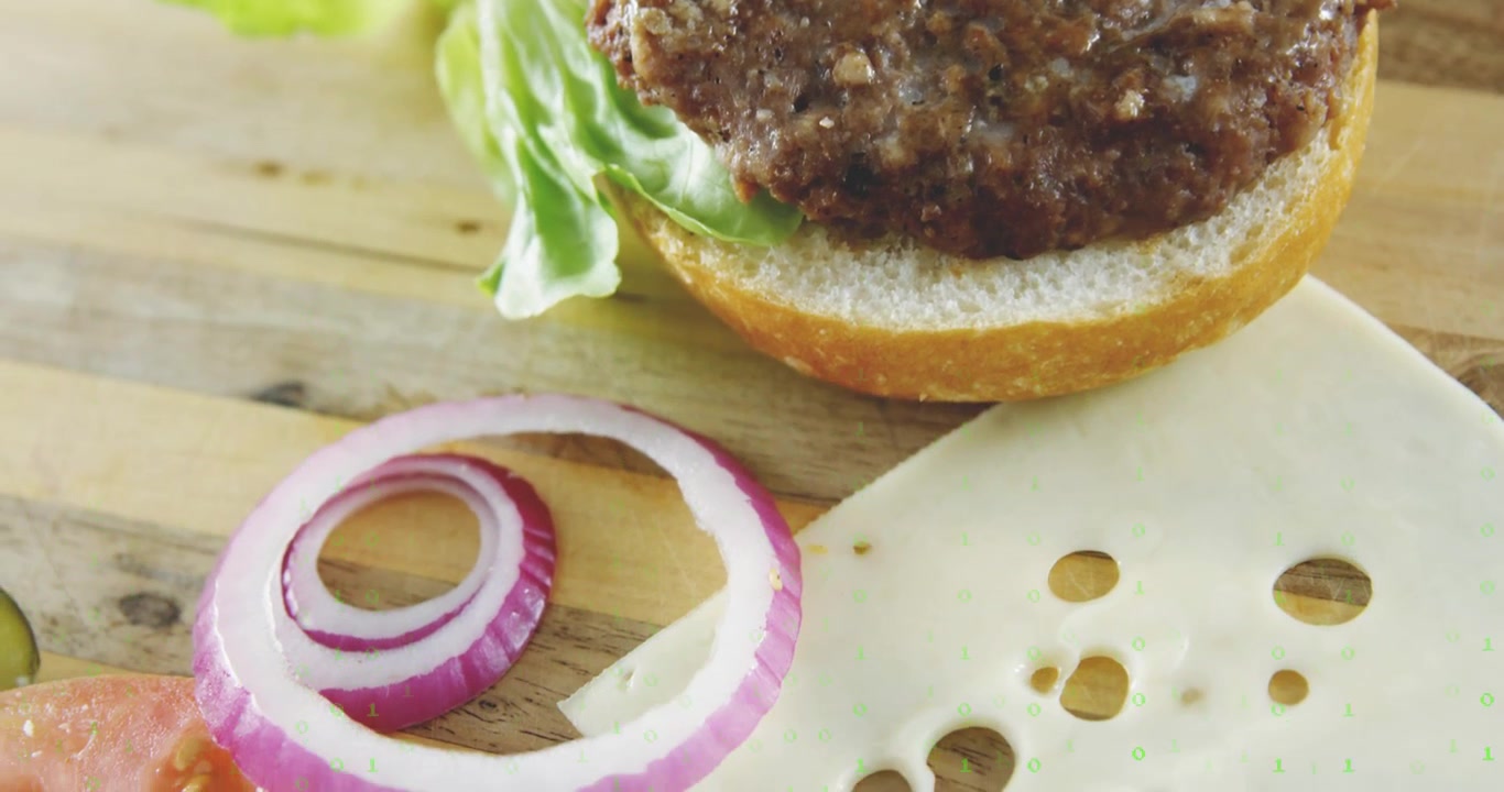 Ingredientes frescos para hamburguesas con código binario cayendo.