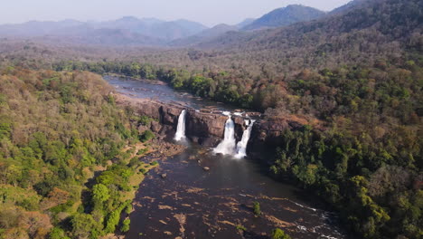 Volar-Sobre-Las-Cataratas-De-Agua-Athirappilly-En-El-Río-Chalakkudy,-Distrito-De-Thrissur-En-Kerala,-India