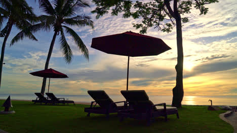 Regenschirm-Mit-Stuhl-Mit-Seestrandhintergrund-Und-Sonnenaufgang-Am-Morgen---Urlaubs--Und-Urlaubskonzept