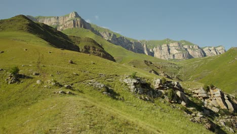 paisaje montañoso con un valle verde y exuberante