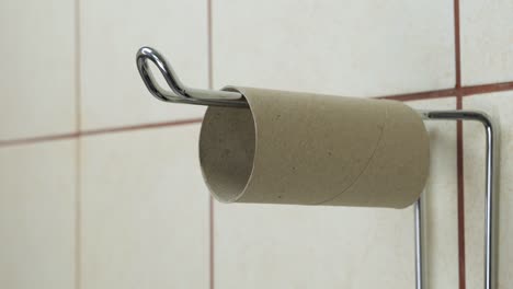 rollo blanco de papel higiénico en el baño.