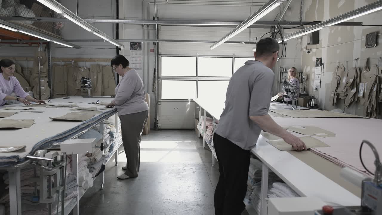 Linea di produzione di una fabbrica di abbigliamento
