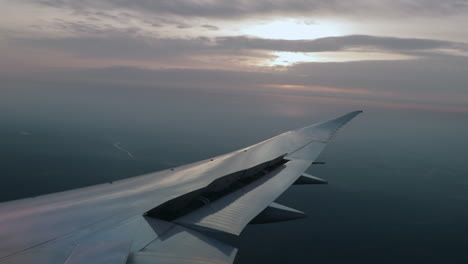 avión de pasajeros descendiendo a alemania temprano en la mañana nublada