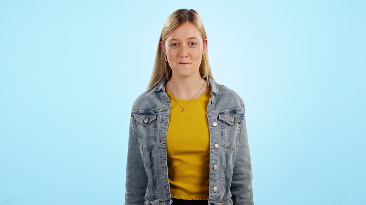 mujer, retrato y apuntar para la sonrisa de maqueta