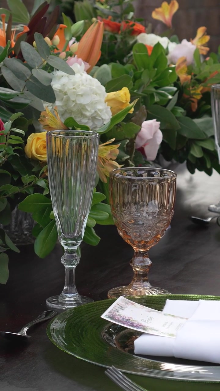 Krystalglas placeret på bryllupsfestbordet sammen med elegant service