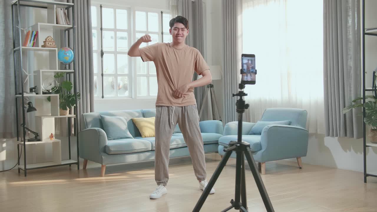 hombre bailando en la sala de estar