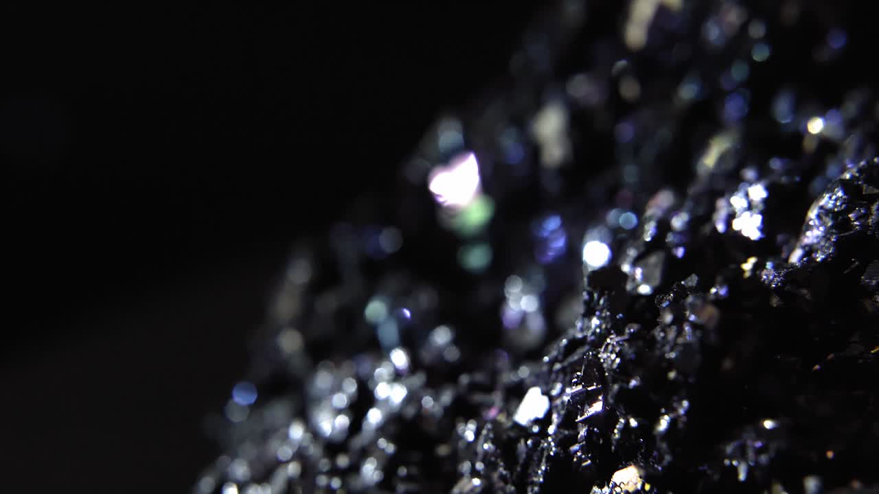 свет, отражающийся от поверхности камней и заставляющий их светиться ночью