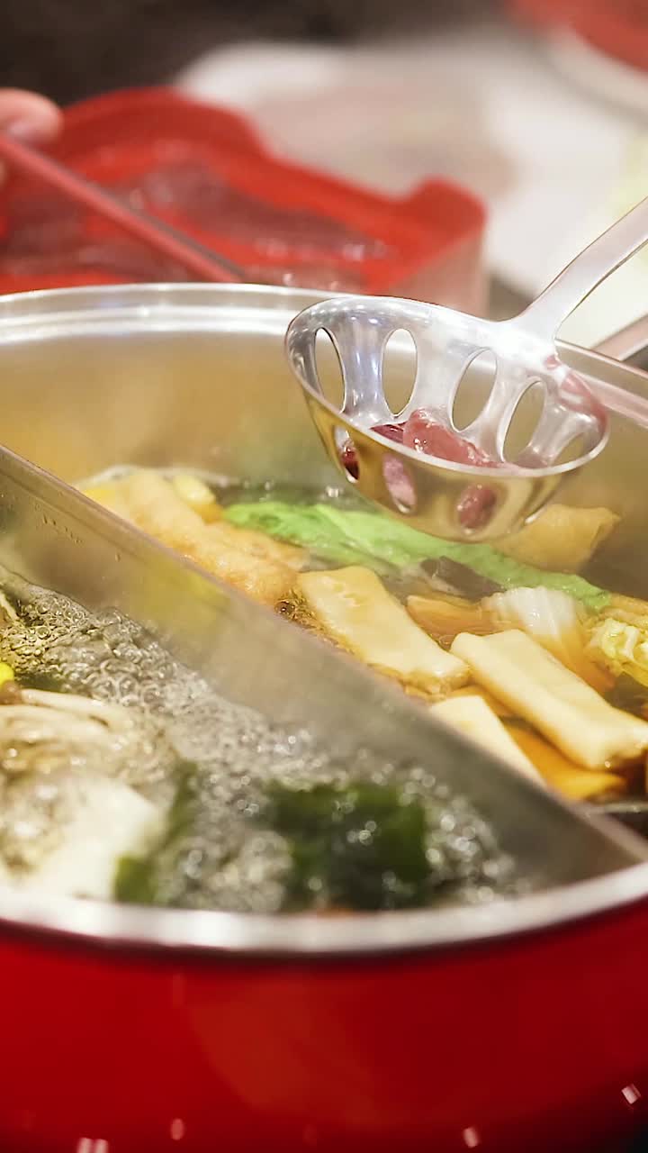 방 에서 핫 식사 를 준비 하고 즐기는 것