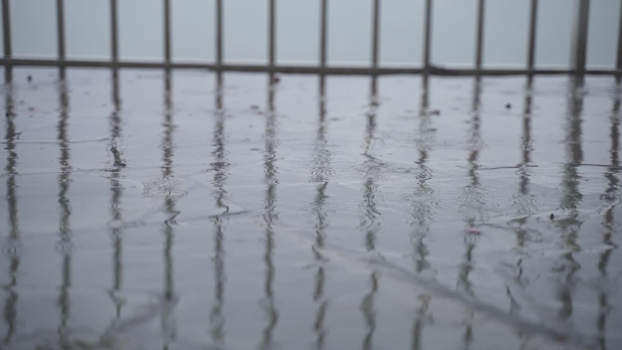 방울이 거리에서 물결을 일으키고, 정적 휴대용