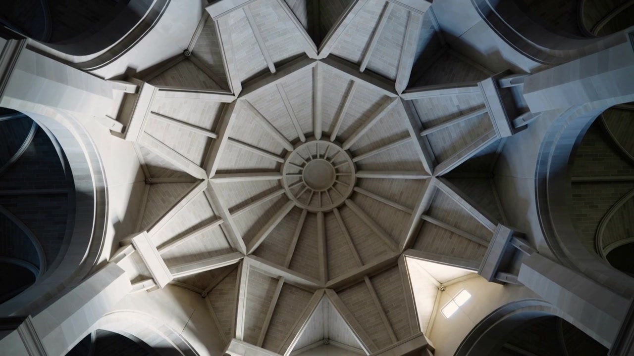 Telecamera panoramica che centra una cupola ottagonale all'interno di una cappella in pietra, rivelando costoloni radiali e un rosone.
