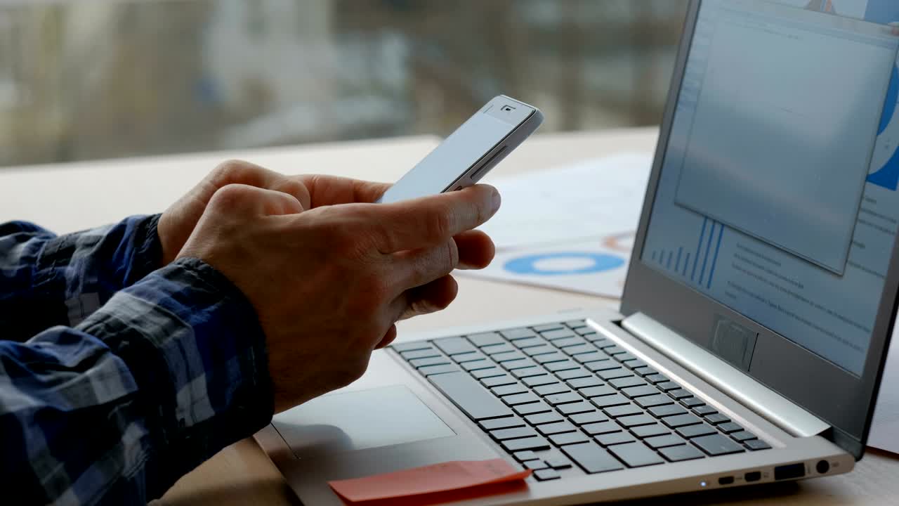 의사소통 사업가 전화 타이핑 노트북