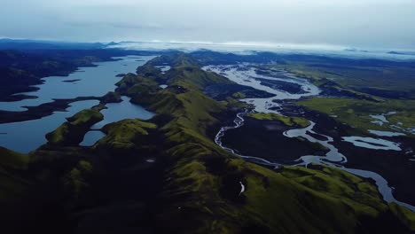 Aerial-landscape-view-of-Icelandic-highlands,-dark-hills-and-mountains,-with-many-rivers-and-lakes,-on-a-cloudy-day