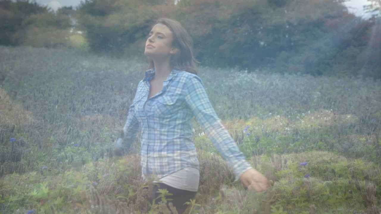 푸른 하늘을 배경으로 자연에서 휴식을 취하는 팔을  ⁇ 은 여자 위에 반 ⁇ 이는 빛의 애니메이션