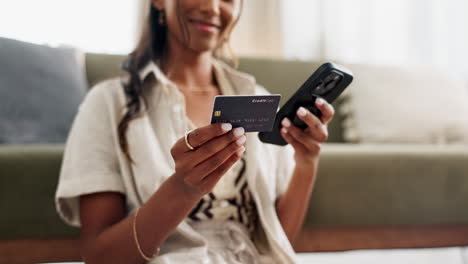 mujer, manos y teléfono con tarjeta de crédito para en línea