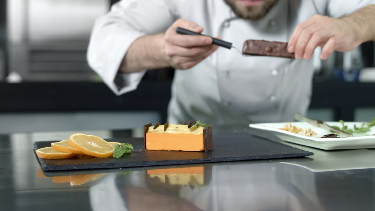 직장에서 케이크를 만드는 셰프. 클로즈업 베이커가 슬로우 모션으로 디저트를 넣고