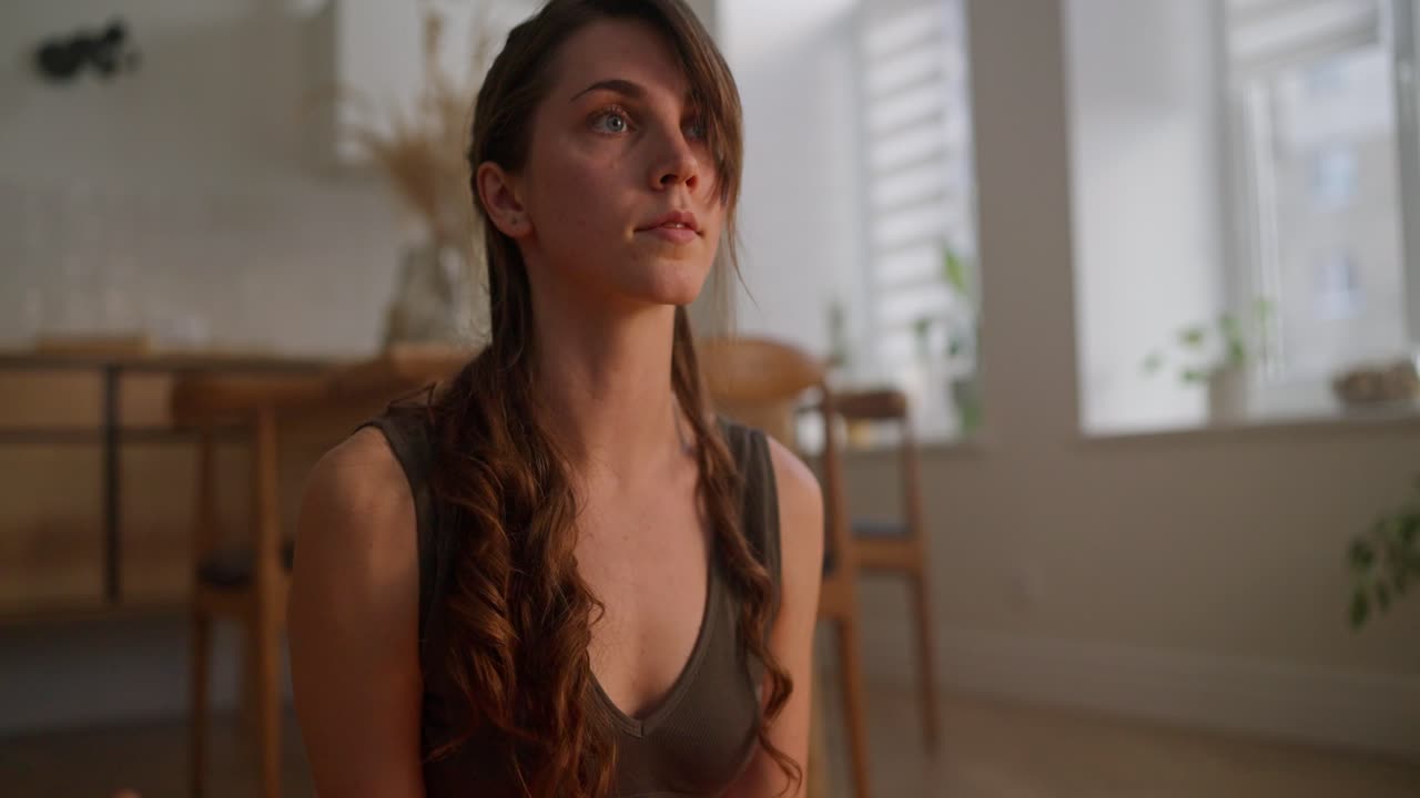 mujer practicando yoga en casa