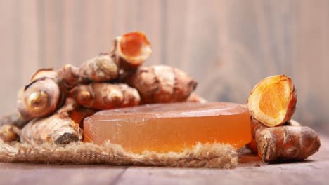 jabón y raíz de cúrcuma