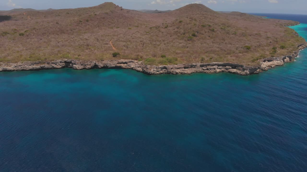 vista aérea de la cueva de la habitación azul, que es una cueva submarina ubicada en la isla caribeña holandesa de curacao