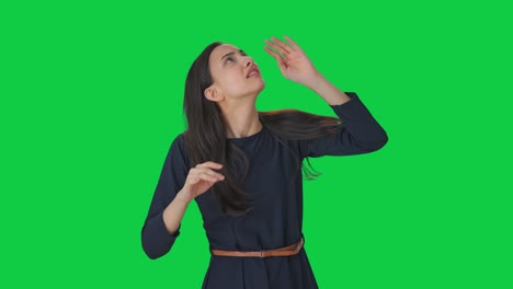 모기 녹색 스크린을 날리는 인도 소녀