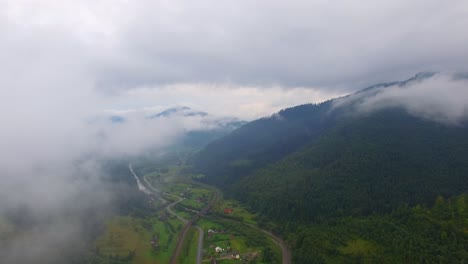 vista aérea: hermosa aldea del cañón ubicada a lo largo del río 08