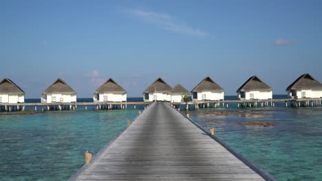 Tropischer-Strand-Und-Meer-Auf-Den-Malediven-Mit-Bungalow