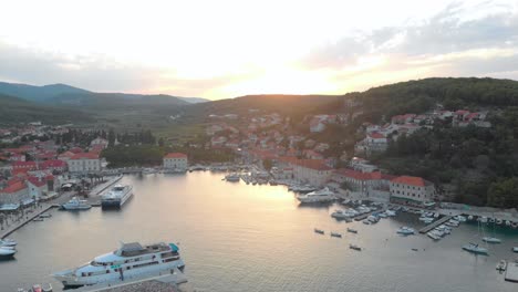 Goldener-Sonnenuntergang-Auf-Der-Insel-Hvar-In-Kroatien
