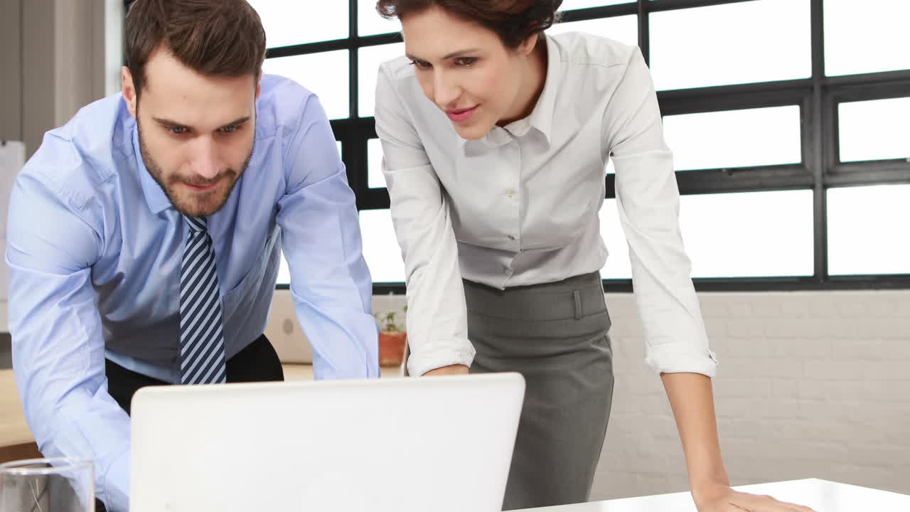 Colegas de trabajo usando una computadora portátil