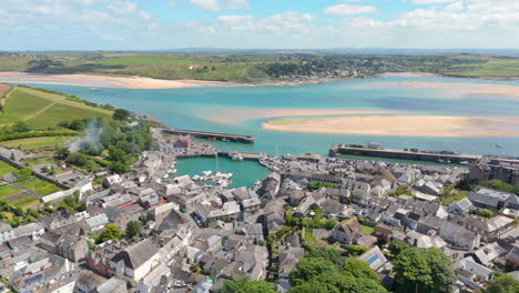 Vista-Aérea-Sobre-El-Puerto-De-Padstow-En-El-Estuario-De-Camel-Con-El-Pueblo-De-Rock-En-La-Otra-Orilla