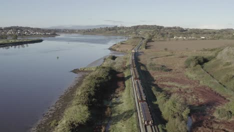 la antena sigue el tren de carga del transporte ferroviario por la ciudad fluvial de waterford.