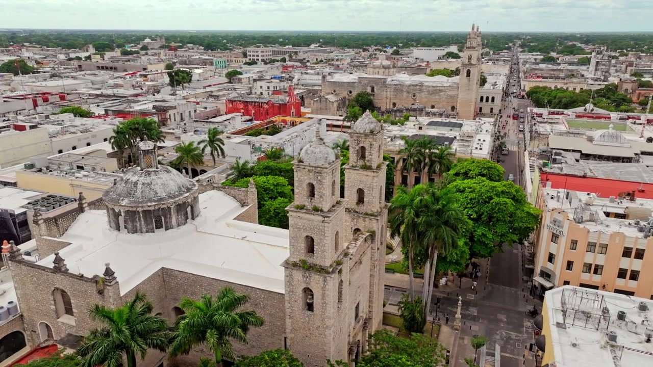 Meksika'nın Yucatan eyaletindeki Merida'nın kolonyal çatıları üzerinde havadan görünüm; tarihi başkentin üzerinde uzakta katedral yükseliyor.