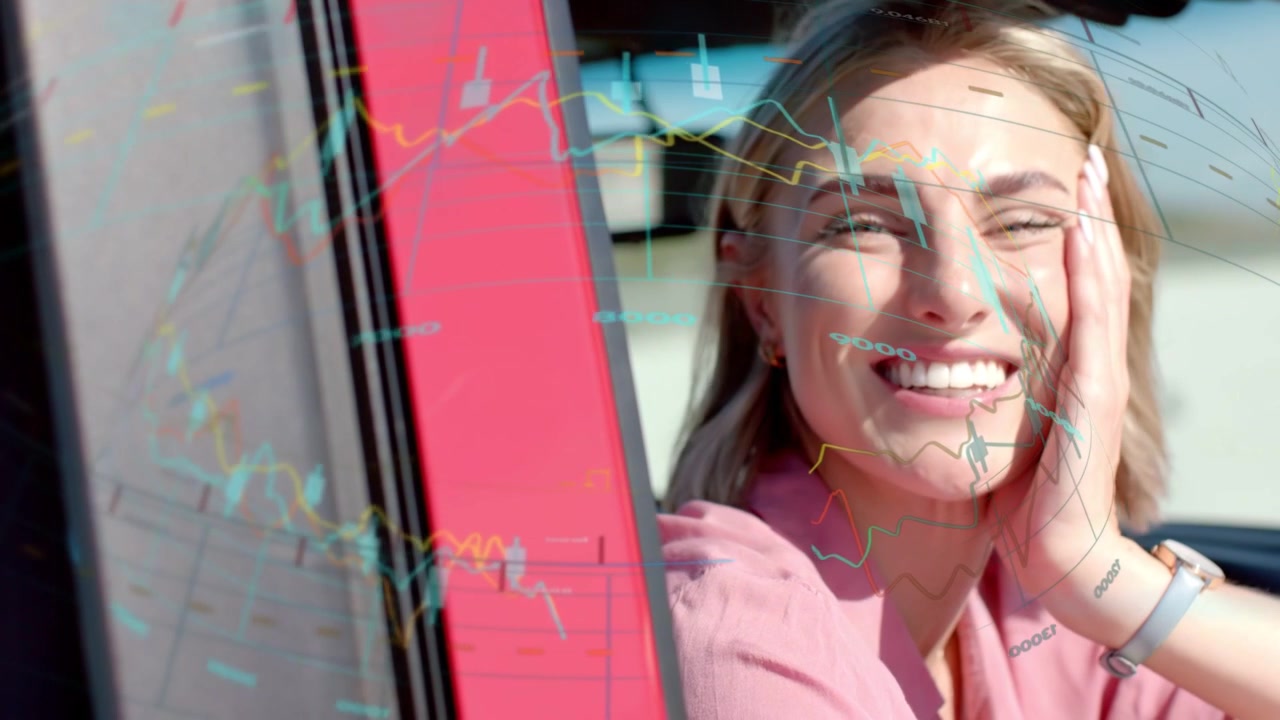Donna che si sporge dal finestrino dell'auto sorridendo e ridendo mentre la telecamera si stringe e grafici mostrano la visualizzazione di annunci