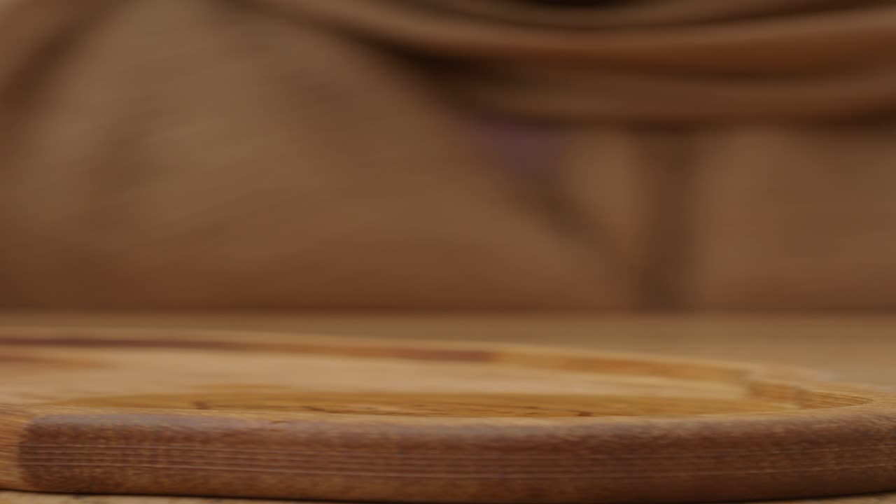 closeup de un vaso de agua en un coaster de madera en una mesa