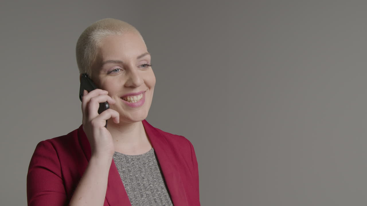 modello femminile che parla su smartphone durante il ritratto in studio 02