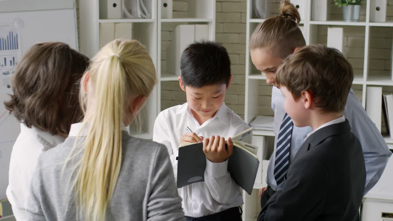 회의에서 작은 동료들