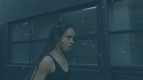 animación de contador de números y puntos de conexión mujer caucásica con dreadlocks corriendo en la ciudad