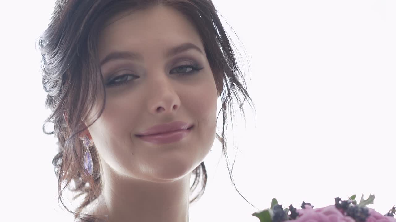 slow motion close view sposa con orecchini brillanti