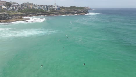 Gente-Con-Tablas-De-Surf-En-La-Playa-De-Tamarama-En-Mackenzies-Bay,-Suburbios-Del-Este,-Sydney,-Nueva-Gales-Del-Sur,-Australia