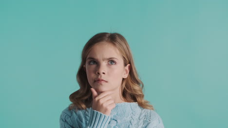 una adolescente caucásica pensando y teniendo nuevas ideas delante de la cámara.