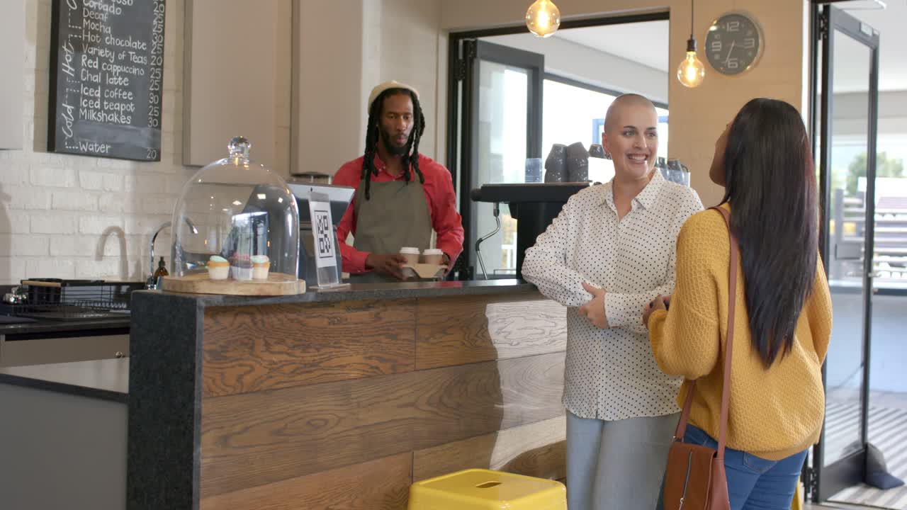 Diverse amiche si avvicinano al bancone del bar ordinando espressi per soddisfare la loro voglia di caffè