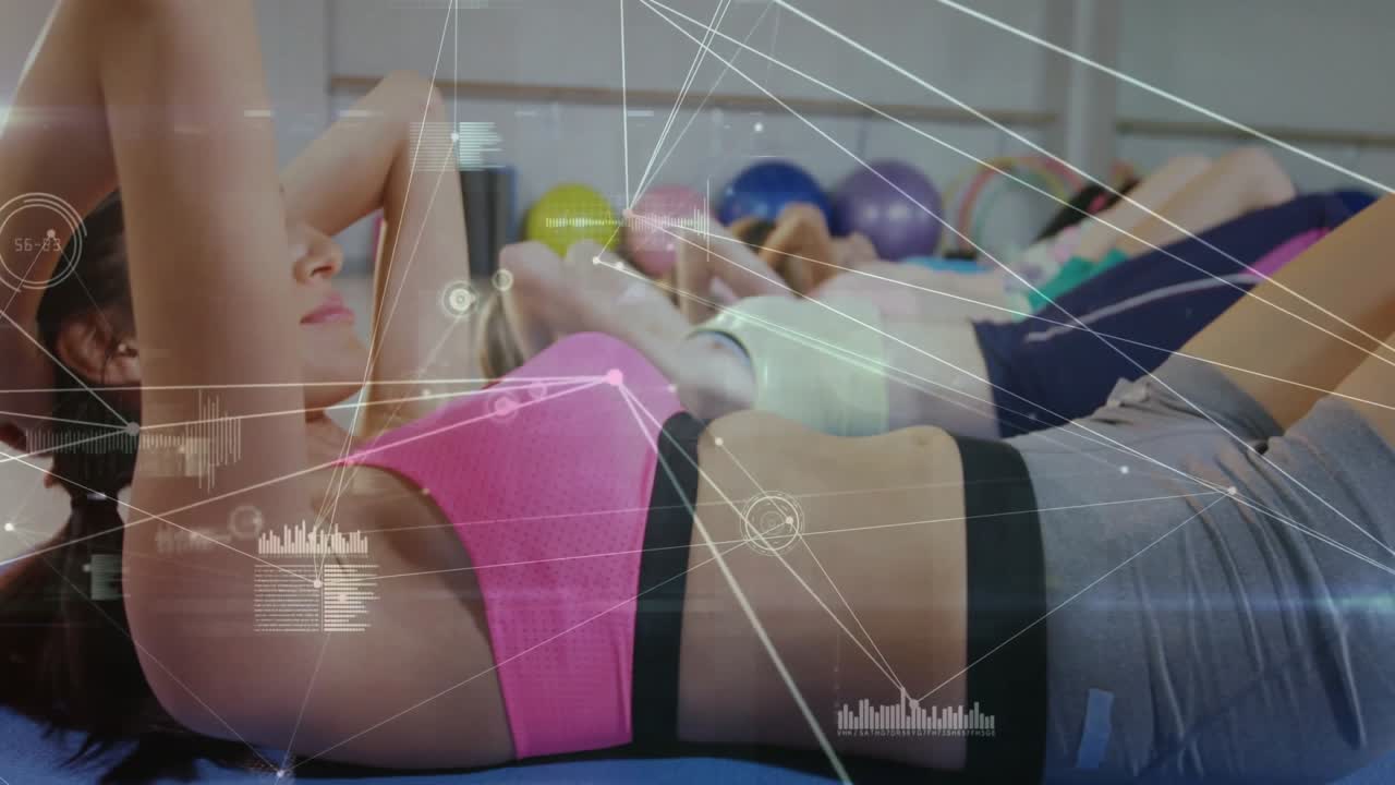 Sobreposição digital aparecendo sobre os tapetes, com mulheres realizando abdominais na academia monitorando métricas.