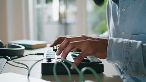 las manos del productor escribiendo la consola en primer plano. ingeniero irreconocible mezclando música