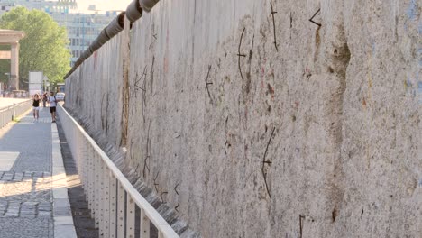 Statische-Aufnahme-Entlang-Der-Berliner-Mauer-2