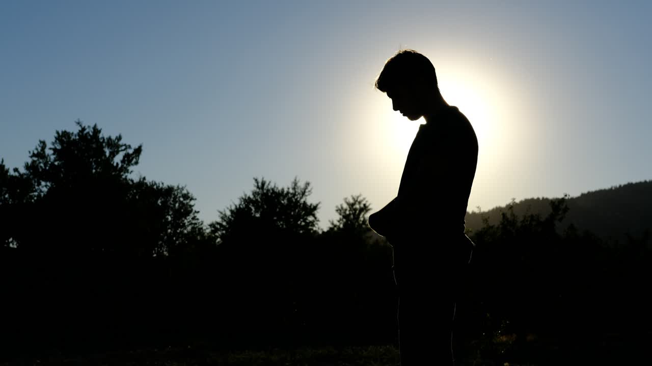 정원에서 이슬람 기도 실루 ⁇