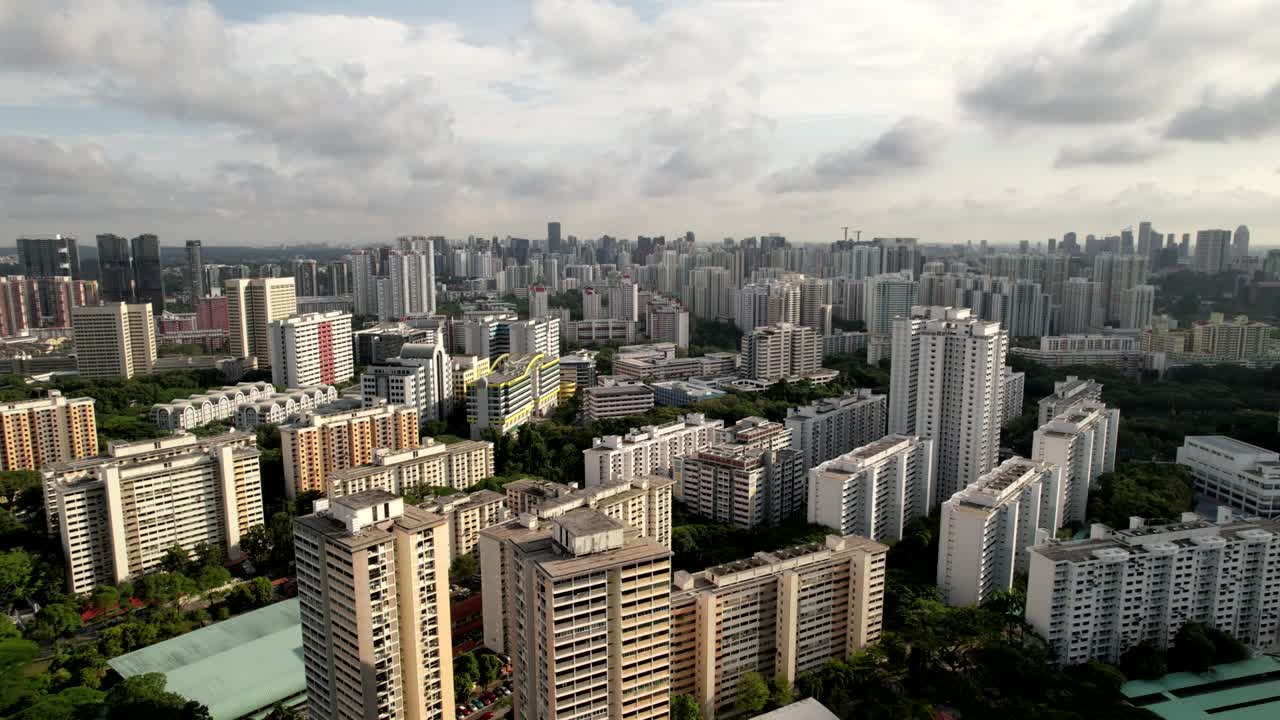 도시 지역을 날아다니는 드론 영상