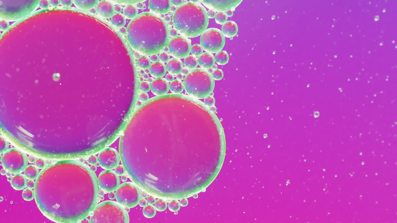 추상적인 액체 패턴 배경 위에 새로운 시즌 텍스트의 애니메이션