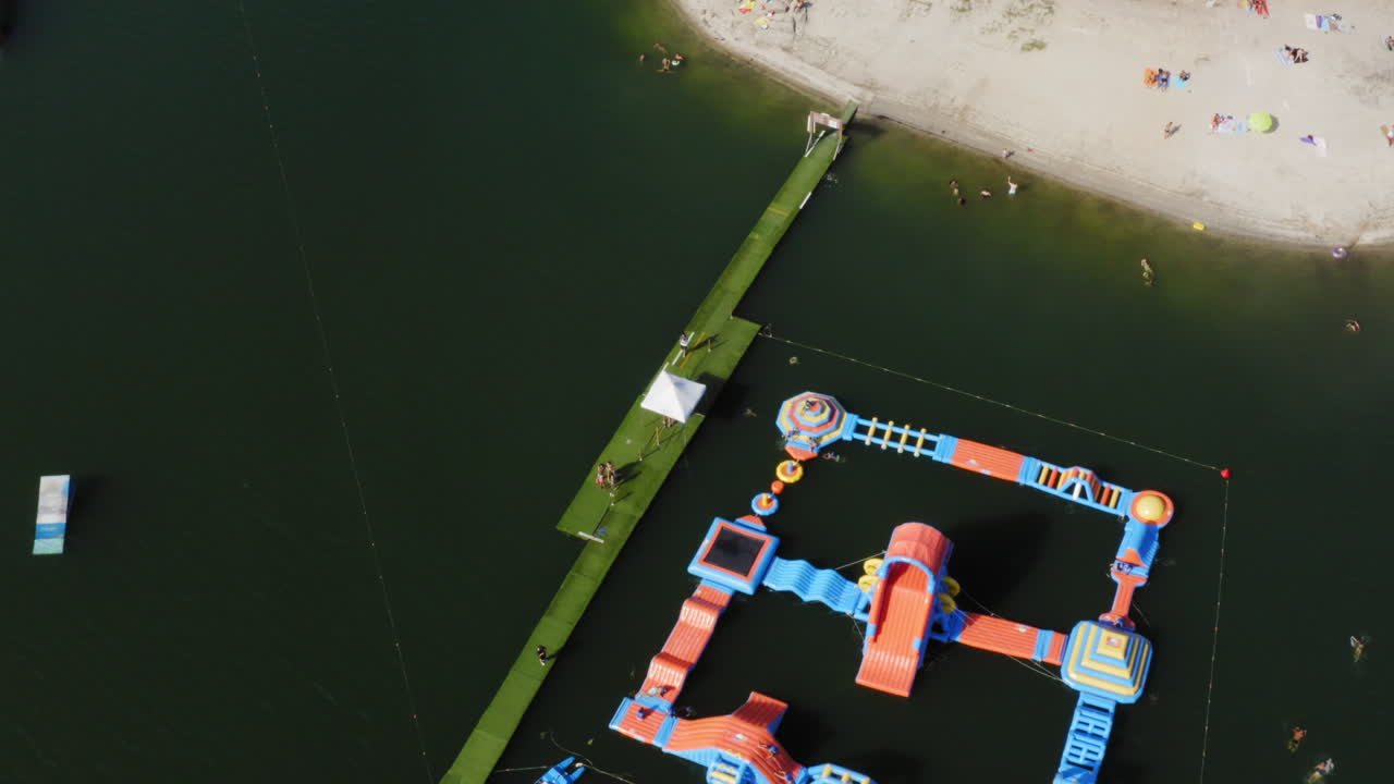 personas que pasan tiempo libre en el parque acuático teleski en vieira do minho, braga, portugal - drone aéreo