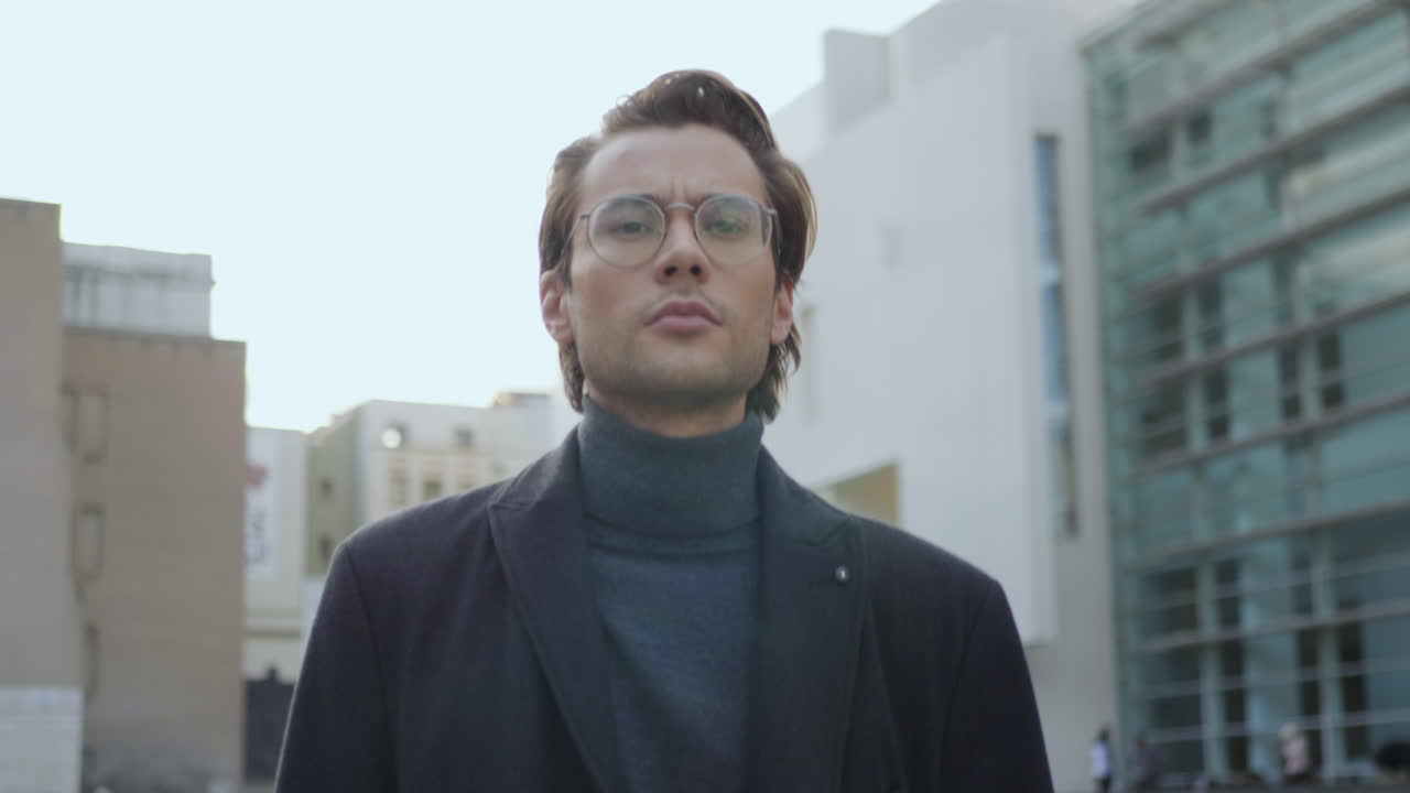 거리를  ⁇ 고 있는 심각한 사업가. 도시 거리에서 일하러 가는 직원