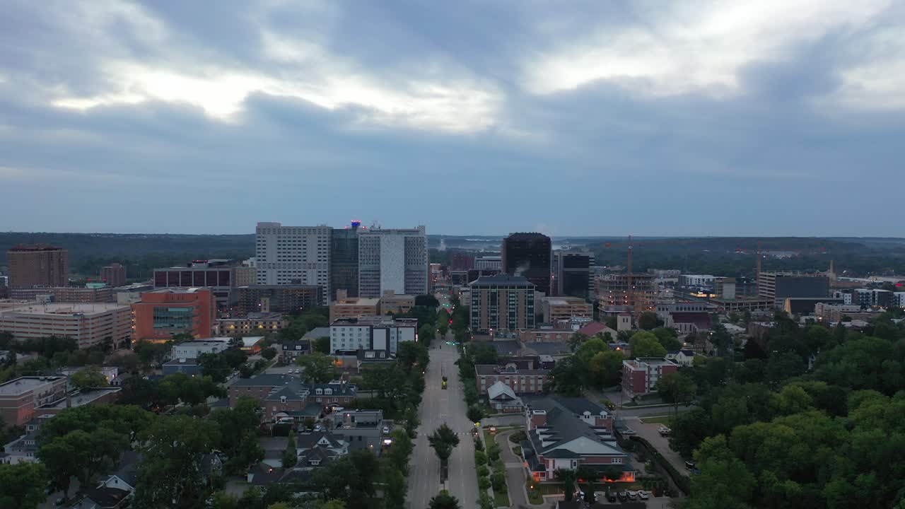 vista aérea de una ciudad al crepúsculo